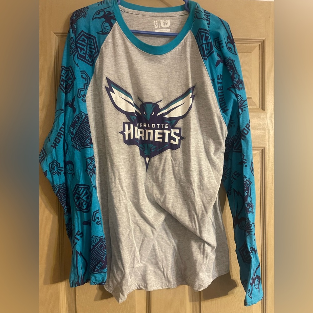 NBA brand size XXL. Charlotte Hornets, long sleeve T-shirt.